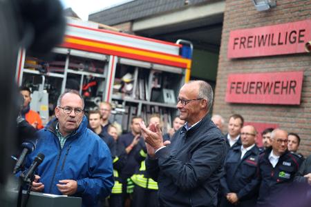 Bundeskanzler Merz klatscht bei Besuch im Waldbrandgebiet Hürtgenwald