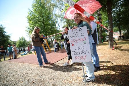 Demonstranten protestierten unter anderem mit einem Plakat, auf dem 