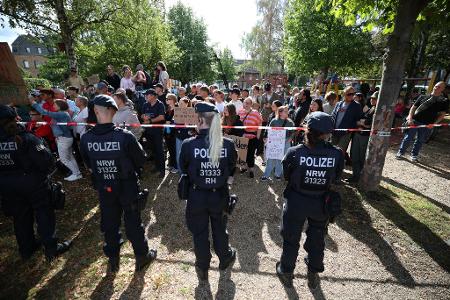 Der Besuch des Bundeskanzlers in Hürtgenwald wurde von Protesten begleitet. 