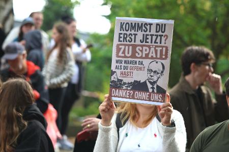 Demonstranten warfen Merz vor, erst nach Ende der Löscharbeiten den Brandort aufzusuchen. 