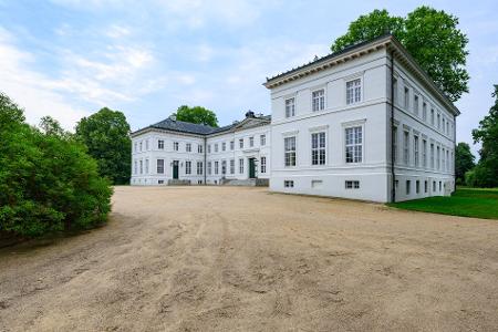 Schloss Neuhardenberg: Hier findet am Dienstag und Mittwoch die Kabinettsklausur statt. (Archivbild)