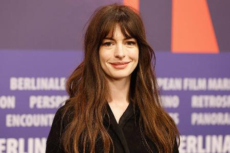 Anne Hathaway zeigt sich mit dem kürzesten Haar seit 14 Jahren