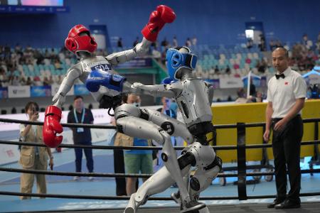 Kräftemessen unter Robotern beim „Free Combat“-Wettbewerb der World Humanoid Robot Games in Peking