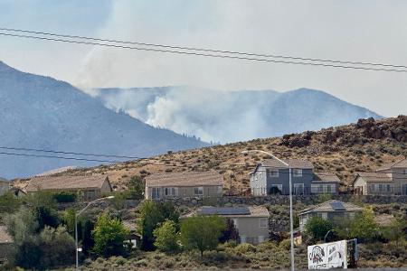 Zehntausende müssen aufgrund des sich weiter ausbreitenden Brandes bei Reno aus ihren Häusern fliehen. 