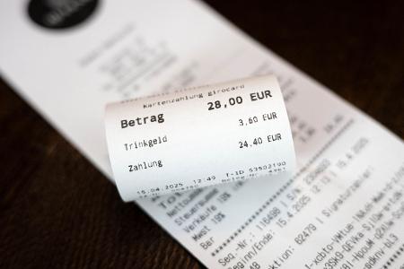 Immer mehr zahlen mit Karte - auch das Trinkgeld. (Symbolbild)