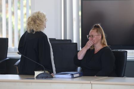 Fabians Mutter (r.) nimmt als Nebenklägerin an dem Prozess teil. (Archivbild)