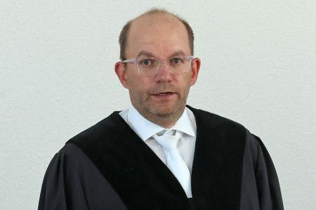 Richter Holger Schütt führt die Verhandlung. (Archivbild)