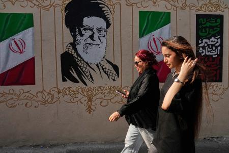 Die Bevölkerung im Iran leidet unter rasant gestiegenen Preisen. (Archivbild) 