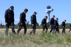Einsatzkräfte durchkämmten nach der Entdeckung der Drohne die Umgebung des Flughafens. (Archivbild)