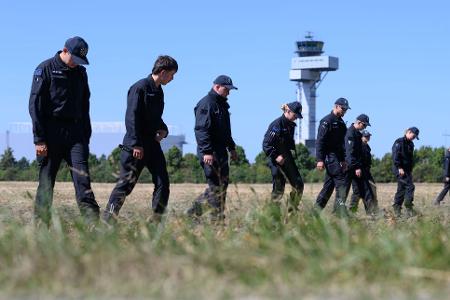 Einsatzkräfte durchkämmten nach der Entdeckung der Drohne die Umgebung des Flughafens. (Archivbild)
