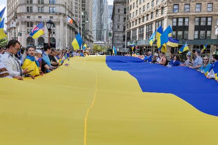 Ukrainische Flaggen werden beim jährlichen ukrainischen Unabhängigkeitsmarsch in New York gehalten.
