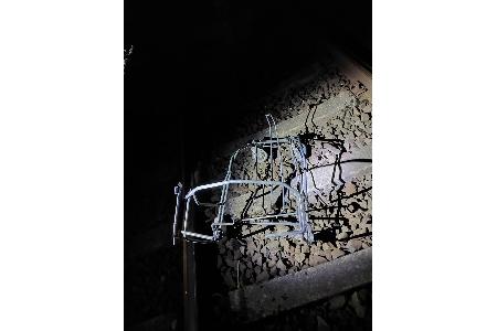 Der Einkaufswagen verkeilte sich unter der Lok, sodass eine Weiterfahrt zunächst nicht möglich war.