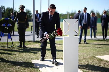 Burnham besuchte bei den Feierlichkeiten auch den nationalen Militärfriedhof der Ukraine in Hatne südwestlich von Kiew.