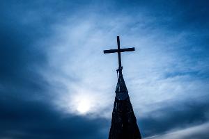 Die katholische Kirche ist zwei Jahrtausende alt. Ihr Eheverbot für Pfarrer gilt auch noch im 21. Jahrhundert. Ein Priester im Taunus zieht daher die Reißleine. (Symbolbild)