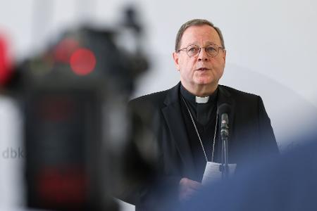Der Limburger Bischof Georg Bätzing suspendierte den Pfarrer, der um einen Verzicht auf das Priesteramt gebeten hatte. (Archivbild)
