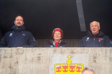 Die Familie sorgt sich um König Harald V. - hier wurde er von Kronprinz Haakon und Königin Sonj beim Weltcup am Holmenkollen in diesem Frühjahr begleitet. (Archivbild)