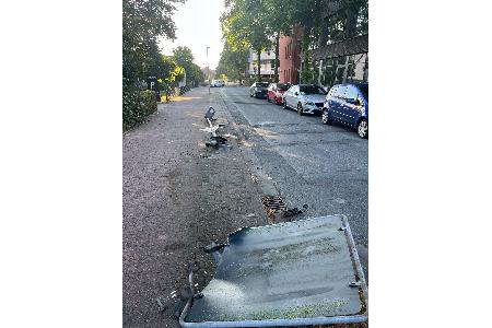 umgeknickte Straßenlaterne und Verkehrszeichen