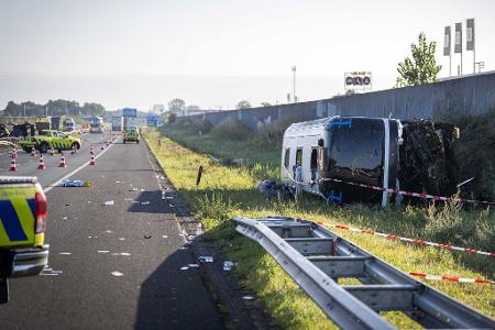 Zwei Schulklassen aus Schleswig-Holstein waren auf dem Weg nach Paris, als ihr Reisebus nahe Wezep verunglückte.