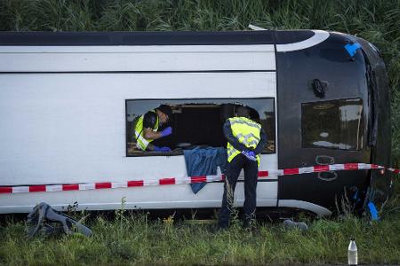 Rettungskräfte versorgten die Insassen des Reisebusses nach dem Unfall auf der A28 bei Wezep.