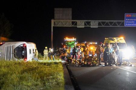 Nach dem schweren Busunfall in den Niederlanden wurden mehrere Menschen verletzt und im Krankenhaus behandelt.