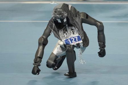 Ein humanoider Roboter nimmt bei den World Humanoid Robot Games am Breakdance-Wettbewerb in Peking teil.