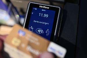Viele Einkäufe werden bargeldlos bezahlt, oft kontaktlos quasi im Vorbeigehen. (Symbolbild)