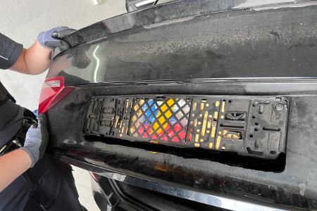 Bildquelle: Hauptzollamt Landshut
Bild: Betäubungsmittel hinter Kennzeichenhalterung versteckt