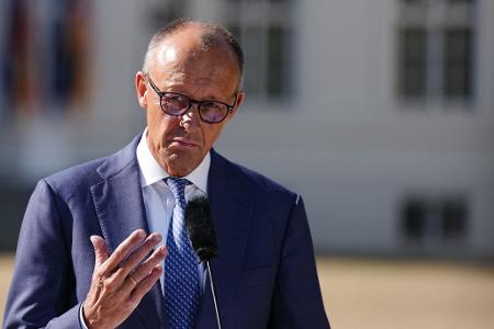 Bundeskanzler Friedrich Merz (CDU) spricht vor Beginn der Klausurtagung der Bundesregierung im Schloss Neuhardenberg.