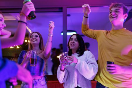 Junge Menschen feiern und trinken auf einer Party