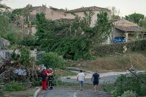 Nach dem Tornado untersuchen Einsatzkräfte die Häuser in der Gemeinde.