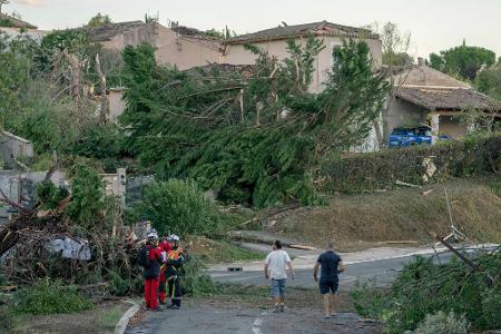 Nach dem Tornado untersuchen Einsatzkräfte die Häuser in der Gemeinde.