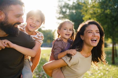 Mann, Frau und zwei Kinder glücklich in der Natur