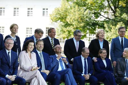 Das neu aufgestellte Kabinett demonstriert in Neuhardenberg gute Laune.