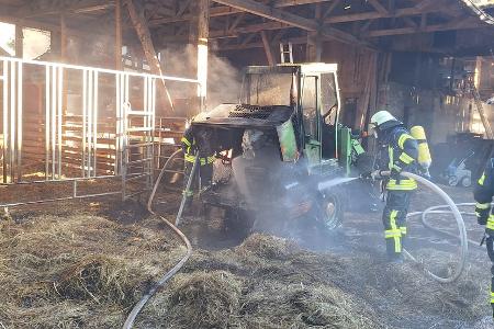Unter Atemschutz wurde mit 2 C-Rohren das Feuer bekämpft