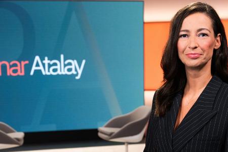 Pinar Atalay moderiert ihren Talk mit Bänderriss