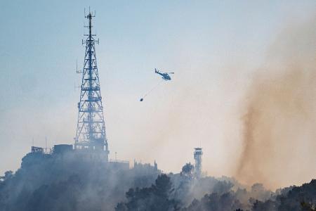 Ein Löschhubschrauber bekämpfte vor eineinhalb Wochen einen Waldbrand ebenfalls in der Serra de Collserola am nördlichen Stadtrand von Barcelona. Dort brennt es jetzt erneut. (Archivbild)