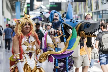 Bei der Gamescom kommen immer wieder einige Besucherinnen und Besucher als Cosplayer bunt kostümiert. (Archivbild)