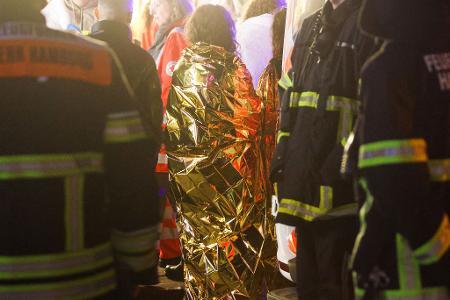 Insgesamt 23 Menschen hatten über Stunden in dem Fahrgeschäft ausharren müssen.