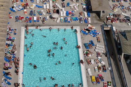 Immer wieder müssen in Spanien Freibäder hastig geräumt werden, weil vor allem Kinder und Jugendliche absichtlich ihre Fäkalien ins Wasser ablassen. (Archiv-Bild)