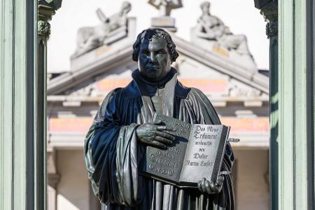 Sachsen-Anhalt ist an zahlreichen Orten mit dem Leben und Wirken Martin Luthers verbunden - an der Wittenberger Schlosskirche hat der Reformator der Überlieferung nach seine 95 Thesen angeschlagen. (Archivbild)