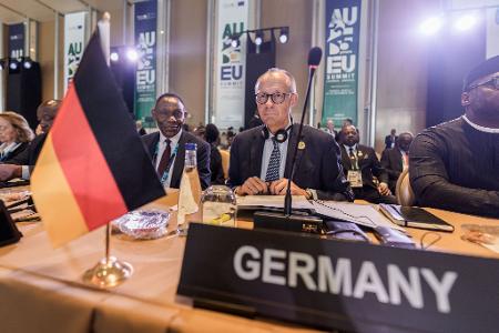 Hier vermisste er das deutsche Brot: Bundeskanzler Friedrich Merz ist oft froh, wenn er wieder heimischen Boden erreicht. (Archivbild)