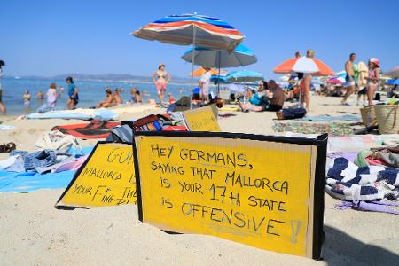 Deutsche Touristen, die sich im Urlaub allzu auftrumpfend benehmen, verursachen mitunter Widerstand - so wie hier auf Mallorca. (Archivbild)