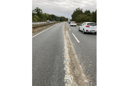 Die Betonspur auf der Fahrbahn, die nach gut zwei Stunden beseitigt war.