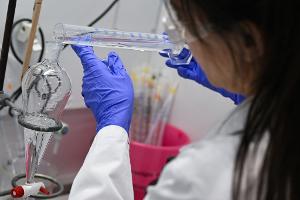 Vor allem die Pharmabranche investiert viel Geld in die Erforschung neuer Arzneien (Archivbild)
