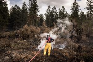 Gelöscht ist der verheerende Brand im Hohen Venn noch nicht. (Archivbild) 