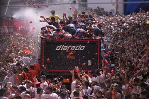 Genau eine Stunde lang sind die normalen Regeln in der spanischen Kleinstadt Buñol während der "La Tomatina" außer Kraft gesetzt und man darf wildfremden Menschen eine matschige Tomate ins Gesicht klatschen. 