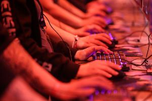 Computerspieler testen "World of Warcraft" bei der Gamescom 2025. (Archivbild)