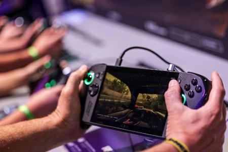 Ein Gamer hält bei der Gamescom 2025 ein Handheld-Device - eine Art tragbaren Mini-Gamingcomputer - in den Händen. (Archivbild)