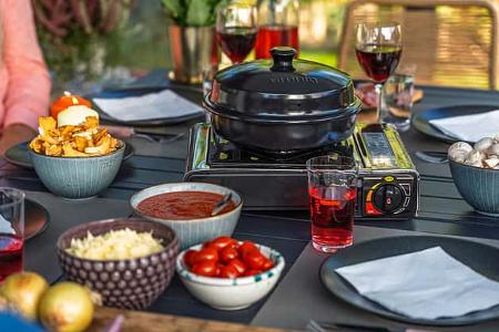 Omnia Stovetop Pizza Oven in Benutzung draußen beim Camping