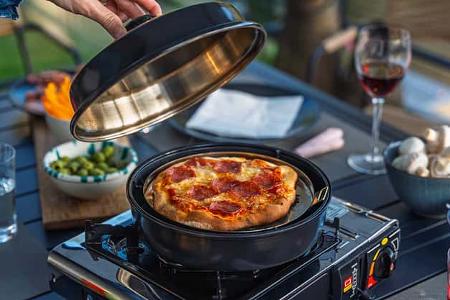 Omnia Stovetop Pizza Oven in Benutzung draußen beim Camping